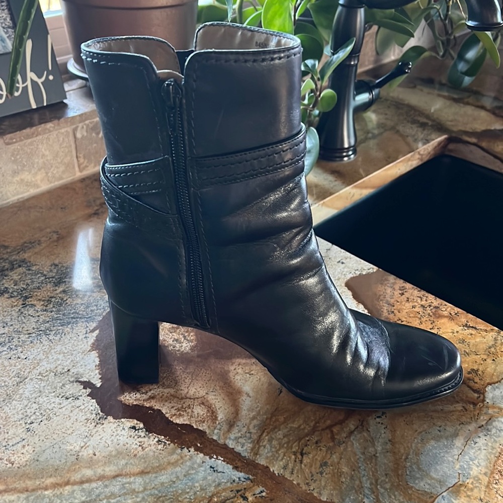Naturalizer leather uppers 8N black booties / short boots